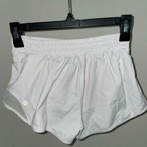 Lululemon Hotty Hot shorts size 2, 2.5 inch